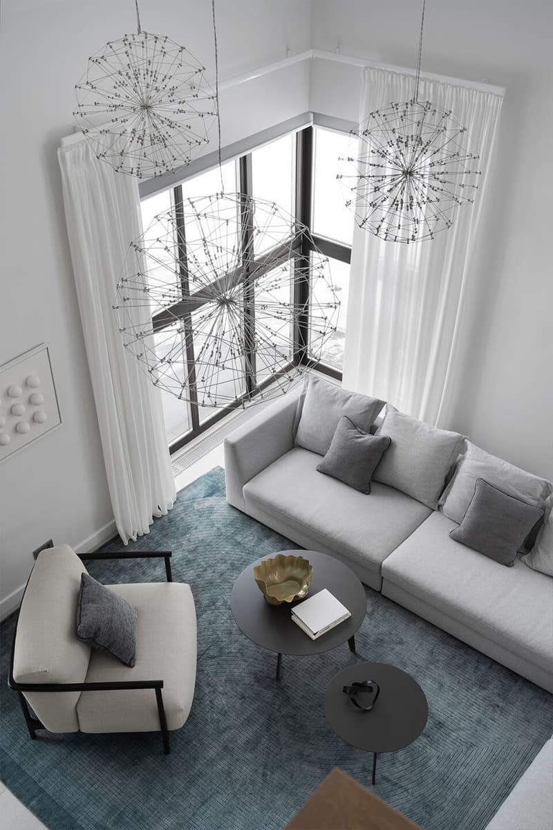 Интерьер загородного дома со скатной крышей и современным искусством — проект Аны Сергиенко