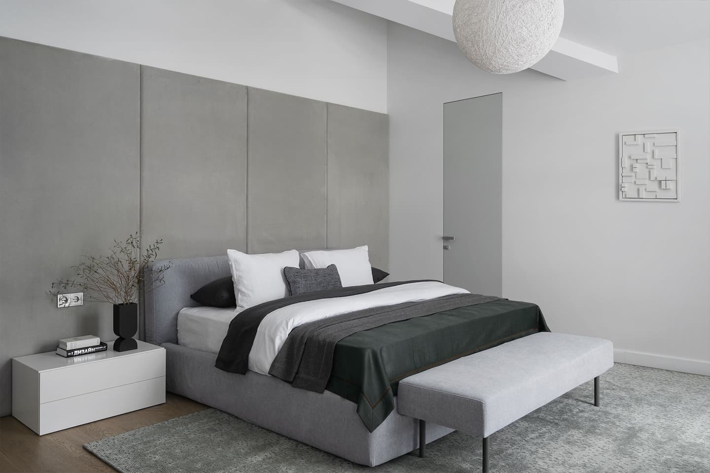 Интерьер загородного дома со скатной крышей и современным искусством — проект Аны Сергиенко