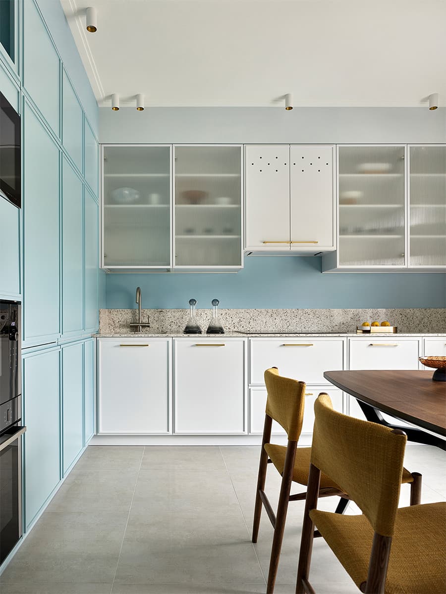 Природные краски и натуральное дерево в интерьере квартиры с видом на парк — проект Анастасии Холопцевой