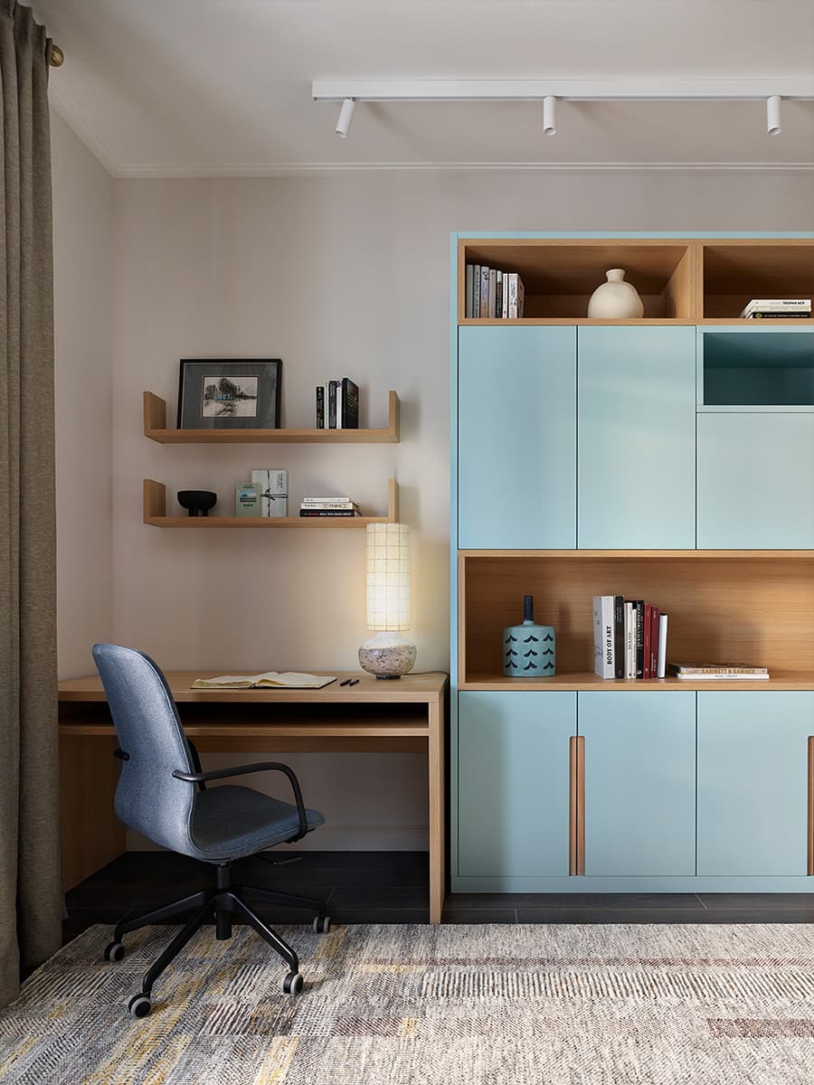 Природные краски и натуральное дерево в интерьере квартиры с видом на парк — проект Анастасии Холопцевой