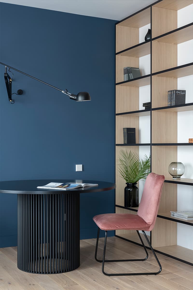 Наполненный красками интерьер квартиры с удобной кухней-нишей — проект Poisk Bureau