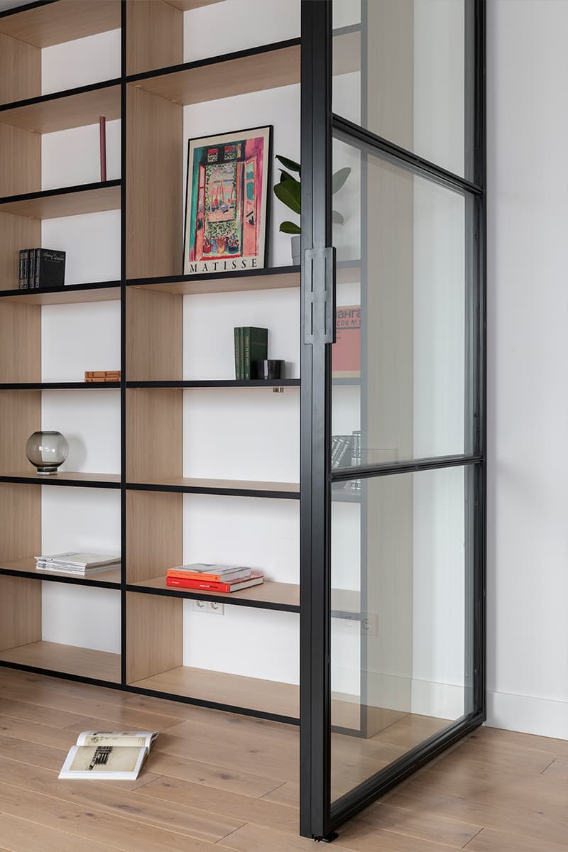 Наполненный красками интерьер квартиры с удобной кухней-нишей — проект Poisk Bureau