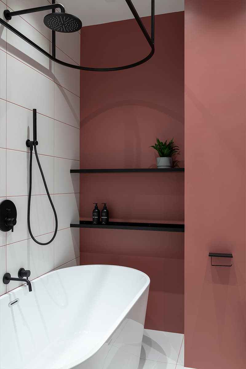 Наполненный красками интерьер квартиры с удобной кухней-нишей — проект Poisk Bureau