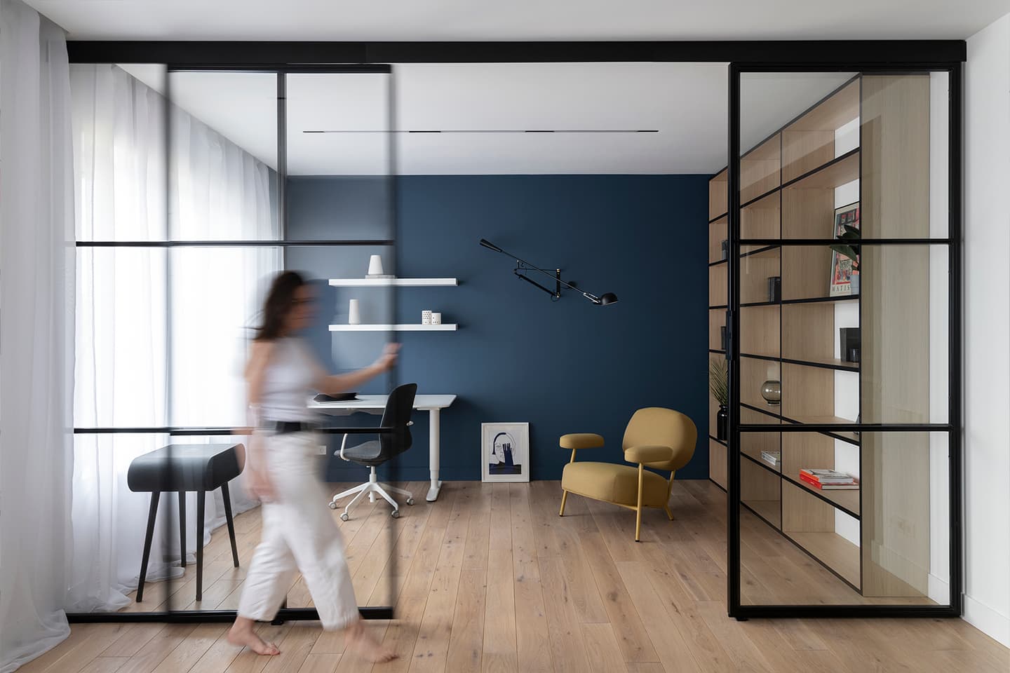 Наполненный красками интерьер квартиры с удобной кухней-нишей — проект Poisk Bureau