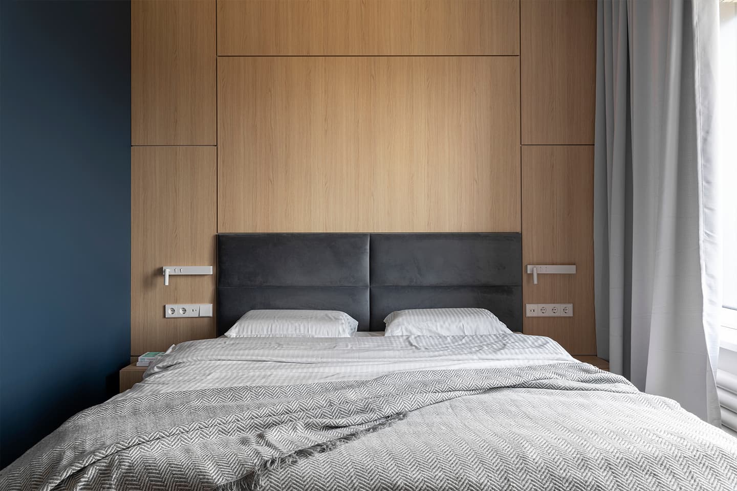 Наполненный красками интерьер квартиры с удобной кухней-нишей — проект Poisk Bureau