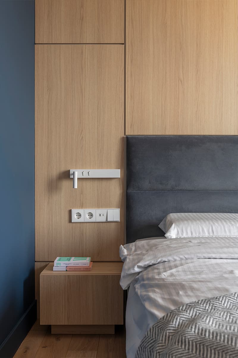 Наполненный красками интерьер квартиры с удобной кухней-нишей — проект Poisk Bureau