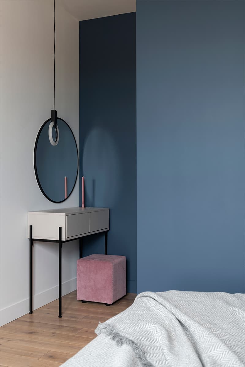 Наполненный красками интерьер квартиры с удобной кухней-нишей — проект Poisk Bureau