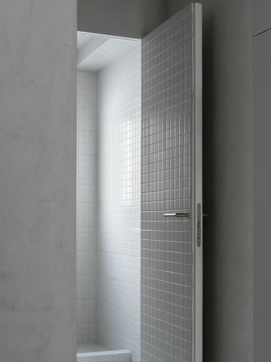 Универсальная отделка небольшой квартиры в Мадриде — проект архитектурного бюро HANGHAR