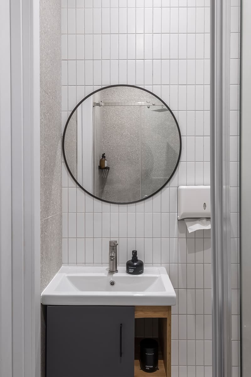 Интерьер студии йоги с элементами брутализма — проект Кати Охватовой