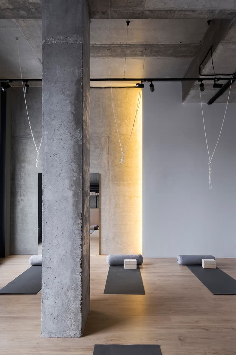 Интерьер студии йоги с элементами брутализма — проект Кати Охватовой