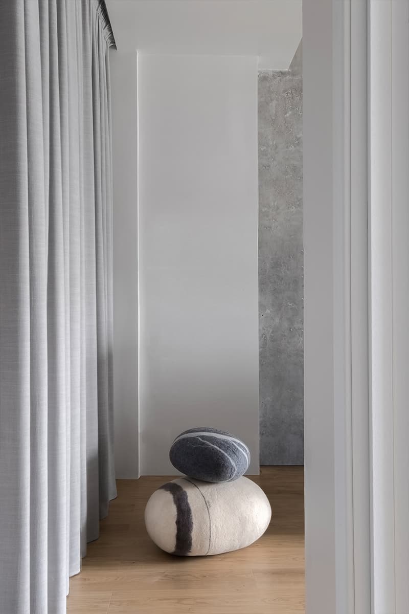 Интерьер студии йоги с элементами брутализма — проект Кати Охватовой