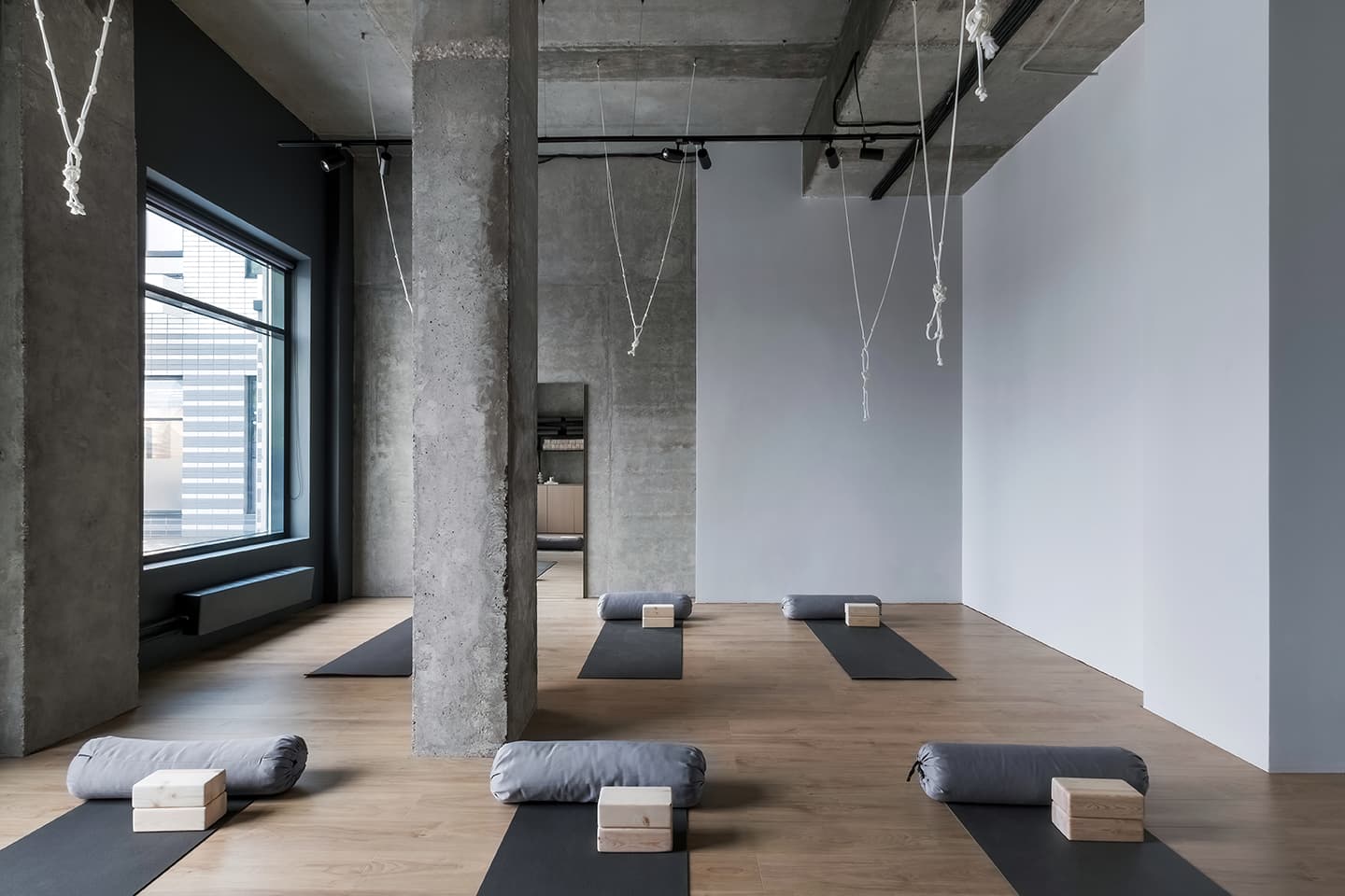 Интерьер студии йоги с элементами брутализма — проект Кати Охватовой