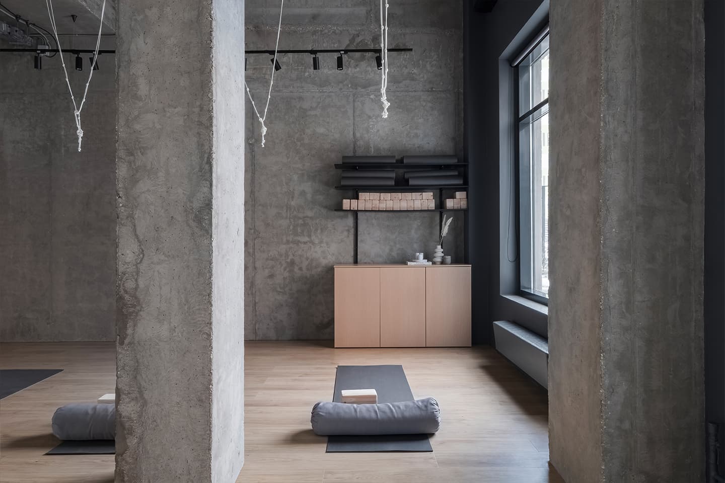 Интерьер студии йоги с элементами брутализма — проект Кати Охватовой