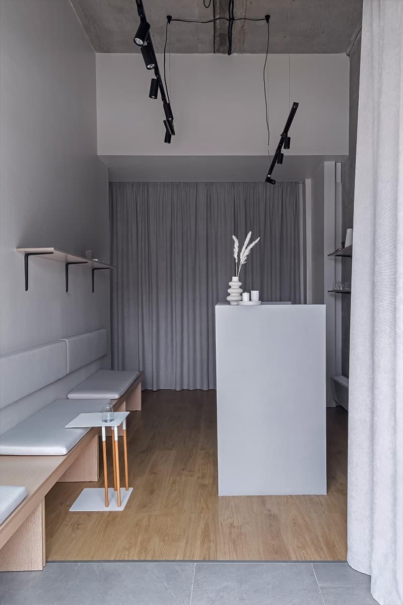 Интерьер студии йоги с элементами брутализма — проект Кати Охватовой