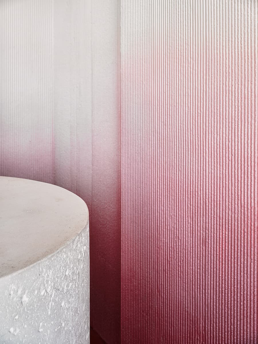 Акцентный градиент в интерьере маленькой кондитерской в японском стиле — проект DA bureau